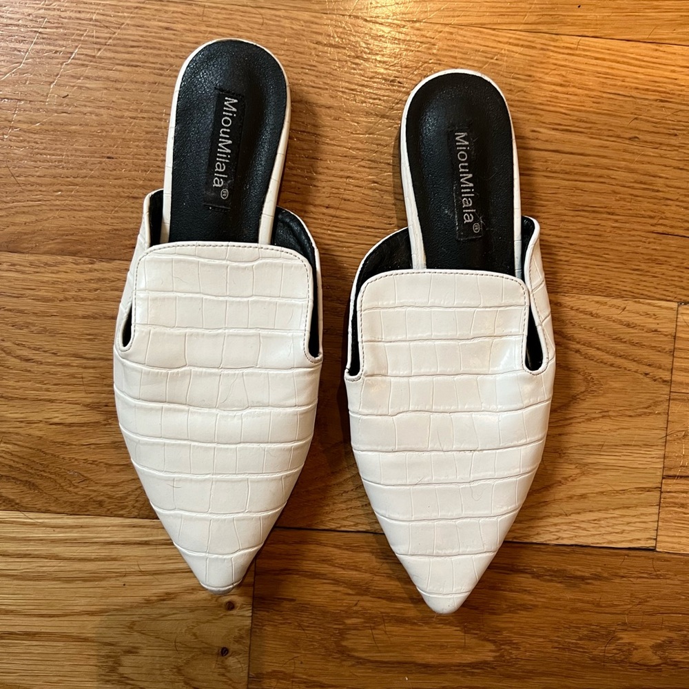 White crocodile pointed toe loafer mules